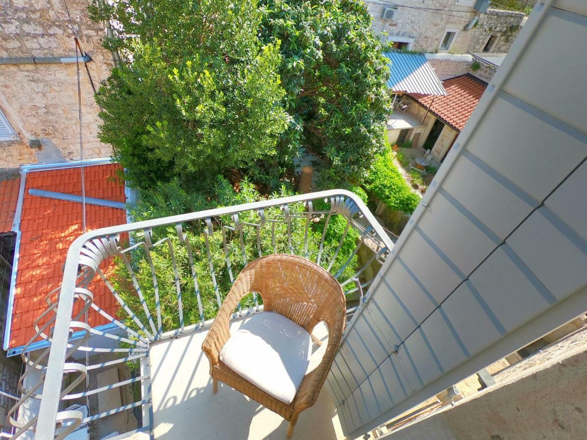 Historic Piazza House & Romantic Hidden Garden Hvar Town Extérieur photo