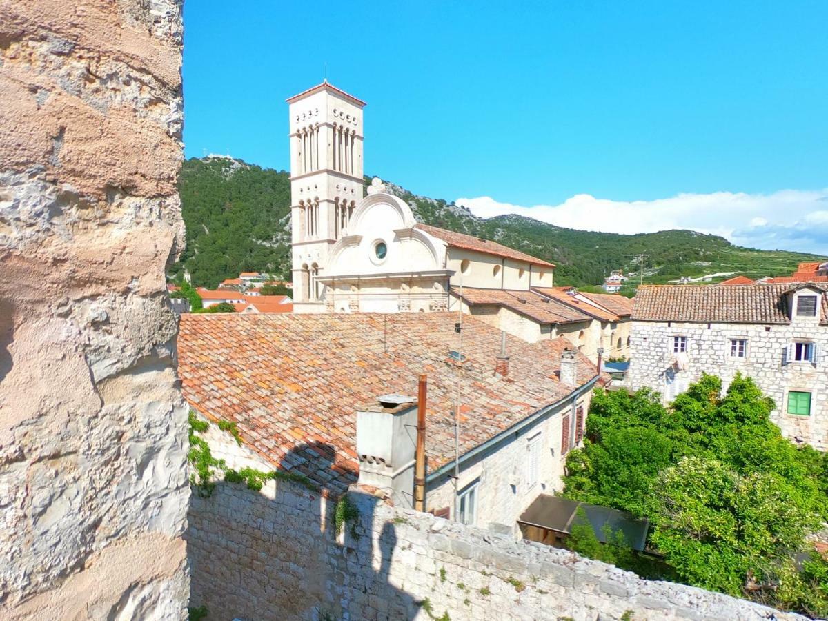 Historic Piazza House & Romantic Hidden Garden Hvar Town Extérieur photo